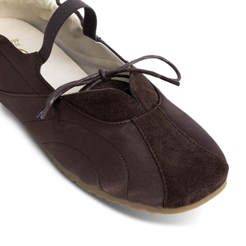 Gail Dainty Brown